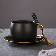 Black and gold trim coffee cup Marble Ceramic, Black And Gold Marble, Marble Ceramics, Cerámica Ideas, Coffee Cup Set, Breakfast Tea, Gold Ceramic, Coffee Cups And Saucers, Coffee Mug Sets