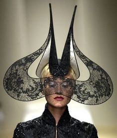 Philip Treacy Cyberpunk Hair, Topi Vintage, Pola Rok, Mad Hatters, Venice Film Festival