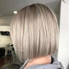 Blunt Platinum Bob Subtle Stacked Bob Haircut, Medium Length Straight Bob Haircut, Medium Bob Hairstyles For Fine Hair, Lob For Fine Hair, Bob Style Haircuts, Platinum Bob, Kort Bob, Medium Bob Hairstyles, Bob Haircut For Fine Hair