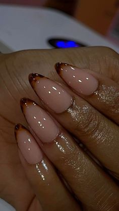 Almond Nails 2024, Almond Nail Inspo 2024, Almond Nails Medium Length, Elegant Almond Nails Classy, Classy Stiletto Nails, Nail Inspo Classy, Oval Nails Inspiration, Pretty Almond Nails, Drippy Nails