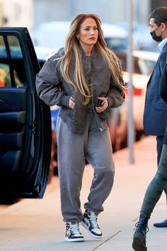 Ways To Style Sweatpants, Stylish Sweatpants Outfits, Styling Sweatpants, Chic Sweatpants Outfit, Gray Sweatpants Outfit, Jennifer Lopez Outfits, Jogging Outfit