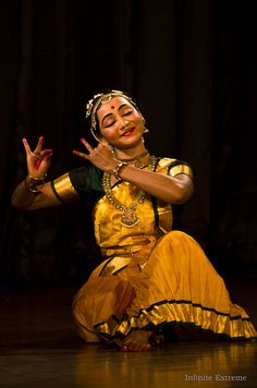 Bharatanatyam Costume Colours, Kathak Poses, Bharatanatyam Dress, Extreme Photography, Dancer Aesthetic, Bharatanatyam Costume, Indian Classical Dancer