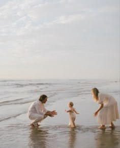 Ocean Family Aesthetic, Malibu Couple Photoshoot, Beige Beach Family Photos, Photography Inspiration Family, Cute Family Photos Aesthetic, Family Happy Aesthetic, Summer Aesthetic Family, Two Moms Aesthetic, Cute Aesthetic Family