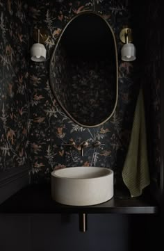 Morris and Co. wallpaper, basin sink and brass faucet Half Bathroom Wallpaper, Gothic Bathroom Ideas, Moody Powder Room, Powder Bathroom Ideas, Gothic Bathroom, Dark Bathroom Ideas