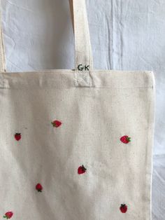 embroidery tote bag embroidered personalised bags cool tumblr cute strawberries fragole ricamato a mano Embroidery Aesthetic Ideas, School Bag Embroidery, Tote Bag Embroidery Ideas Aesthetic, Hand Embroidery Bag, Tote Bag Design Embroidery, Embroidered Tote Bag Ideas, Simple Tote Bag Design, Canvas Bag Embroidery