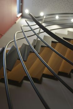 l'escalier métallique vu d'en dessous, avec marches en bois massif.