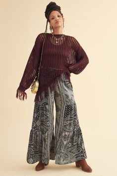 Grey Tiered Sari Pants Boho Outfits Black Women, Indian Fashion Casual, Hippie Outfits Winter, Unique Style Outfits, Sari Pants, Boho Fashion Winter, Bohemian Women, Flowy Pants, Fashion Now