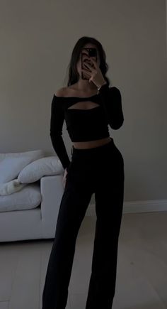 White Top Black Bottom Outfit Formal, Outfits For Bar Night, Full Black Outfit Aesthetic, Black Trousers Outfit Party, Bar Night Outfit, Classy Party Outfit, New Years Eve Outfits