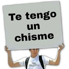 a man holding up a sign with the words te tengo un chisme