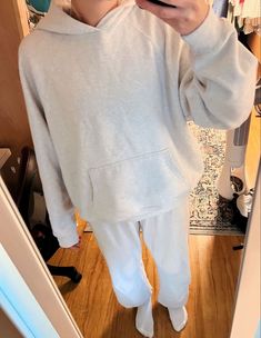 comfy sweatshirt and sweatpants Aritzia Sweatsuit Outfit, Aritzia Sweat Set, Aritzia Tracksuit, Aritzia Set, Aritzia Sweatsuit, Cargo Sweatpants Outfit, Aritzia Sweatshirt, Sweat Set Outfits, Aritzia Sweatpants