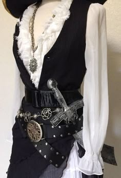 Pirate Outfit Aesthetic, Pirate Aesthetic Female Outfit, Faire Outfit, Pirate Halloween Costume, The Straw Hat Pirates, Pirate Cosplay, Pirates Life