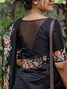 Blouse For Floral Saree, Blouse Designs For College Students, Jimmichuu Saree Blouse Design, Long Hands Blouse Designs, Simply Blouse Designs, Model Blouses, Black Saree Blouse, Plain Blouse Designs, Black Blouse Designs