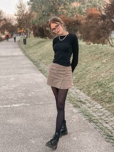 Womens Outfits With Tights, Brown Skirt With Black Tights, Short Skirts With Tights, Gray Plaid Skirt Outfit, Cordory Skirt Outfit, Cute Museum Outfits, Skirt And Tights Outfit Winter, Skirt And Tights, Tights And Skirt Outfit