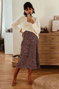 Midi Rok Outfit, Midi Rock Outfit, Midi Skirt And Boots, Midi Skirt Fall, White Oversized Sweater, Skirt And Boots, Elegante Y Chic, Midi Skirt Outfit