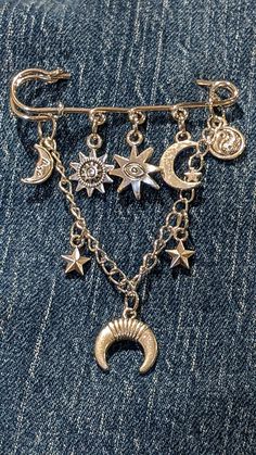 Beautiful celestial Safety Pin Brooch!   Perfect as a gift or keep for yourself!! 😂 Safety Pin Beads, Celestial Brooch, Safety Pin Hair Clip, Safety Pin Jewelry Patterns, Safety Pin Art, Creepy Crafts, Safety Pin Necklace, Safety Pin Crafts, Diy Keychains