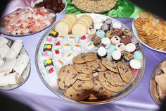 a table topped with lots of different types of cookies