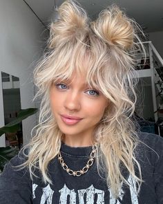 Trendy Bob Hairstyles, Long Shag, Oval Face Haircuts, Shaggy Haircuts, Space Buns, Work Hairstyles, Shag Haircut, Long Wavy Hair, Hair Journey