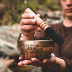 16 Amazing Healing Benefits of Tibetan Singing Bowls! Have you ever wondered what actually are the benefits of Tibetan singing bowls? Soundbowl Photoshoot, Meditation Bowl, Aloe Vera Drink, Calendula Benefits, Matcha Benefits, Turmeric Tea, Spiritual Cleansing, Golden Milk