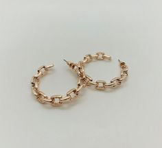 gold chain hoop earrings. trendy hoop earring. 2021 styles. fashion trends. affordable high quality hoops. Earrings Photography, Chain Hoop Earrings, Business Casual Wear, Small Business Boutique, Business Boutique, Jewelry Hair Accessories, Gem Jewelry, Jewelry Sale, Diamond Jewel