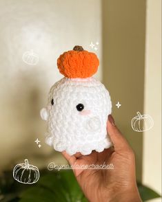 This is a picture of a crochet amigurumi ghost plushie with a pumpkin on his head. Cute Fall Crochet Plushies, Pumpkin Head Crochet, Crochet Ideas For Autumn, Halloween Crochet Inspiration, September Crochet Ideas, Cute Halloween Crochet Patterns Free, Halloween Crochet Stuffed Animals, Halloween Things To Crochet, Crochet Plushies Halloween