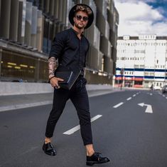 Black Outfit Men, Business Casual Dresses, Man Style, Mens Clothes, Mens Casual Outfits, Mens Street Style, Fashion Pictures