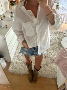 Danish Style Fashion, Fashion Outfits Pink, Isabel Marant Style, Golden Goose Outfit, Shoes Golden Goose, New York Manhattan, Jeans Heels, Fits Ideas, Super Rich Kids