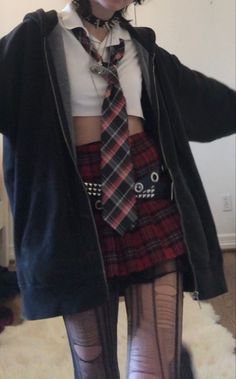 Emo High School Outfits, Black Skirt Emo Outfit, Emo Uniform School, Punk School Aesthetic, Alt Kpop Outfits, Gothic Outfit Reference, Punk Gothic Outfits, Punk Outfits Skirt, Alt Plaid Skirt Outfit