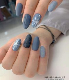 Light Blue Sweater Nails, Cute January Nails Almond, Short Oval Nail Designs Winter, Christmas Acrylic Nails Blue, Xmas Blue Nails, Winter Nails2023, Sweater Nails Blue, Nail Winter 2023, January Nails Ideas Simple Classy