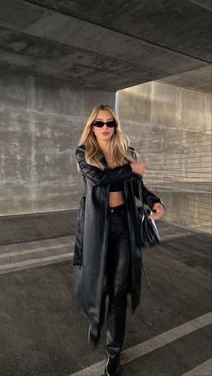 Black Outfit Party, Mode Dope, Ootd Winter, Neue Outfits, Parking Garage, Trend Fashion, Parking Lot, Looks Style