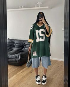 Fashion Inspo Outfits Oversized, Sporty Streetwear Outfits, Street Style Baggy Clothes, Y2k Outfit Street Styles, How To Wear Jersey Women, Cute Urban Outfits, Baggy Jersey Outfit Women, Baggy Clothes Summer Outfit, Streetwear Fashion Jersey