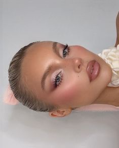 Sydney Sweeney Makeup Euphoria, Bridal Makeup Sparkle, Glossy Pink Makeup, Prom Makeup For Brown Eyes Pink Dress, Soft Glam Pink Makeup, Makeup Looks Pictures, Champagne Makeup Look, Angelic Makeup Look, Quince Makeup