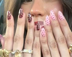 Nails Inspo Oval Shape, Short Birthday Nails Almond, Almond Polka Dot Nails, Pink And Brown Polka Dot Nails, Nail Inspo Polka Dots, Brown And Pink Polka Dot Nails, Nail Ideas Girly, Pink And Red Polka Dot Nails, Simple But Unique Nails