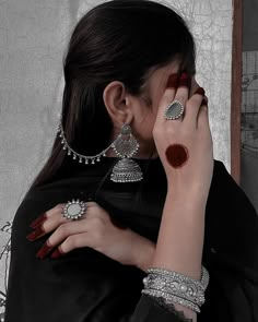 Stylish Dpz, Desi Fashion Casual, Indian Jewellery Design Earrings, Indian Jewellery Design, Classy Photography, Indian Aesthetic, Bridal Jewellery Indian, Simple Mehndi Designs