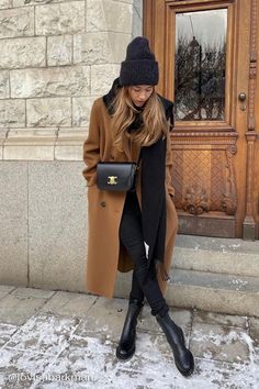 Ireland Winter Outfits, Winter Semi Formal Outfit, Vinter Mode Outfits, Flamboyant Natural, Winter Fashion Outfits Casual, Outfit Chic, 50 Plus, Mode Casual, Coat Outfits