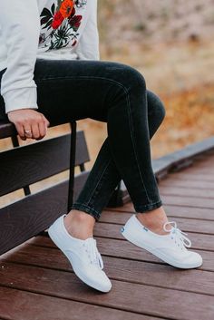 Vielseitige und bequeme weiße Turnschuhe für jeden Anlass Keds White Sneakers Outfits, White Keds Outfit, Canvas Sneakers Outfit, Keds Shoes Outfit, Keds White Sneakers, Keds Outfit, White Keds, White Sneakers Outfit, Sneaker Outfits Women