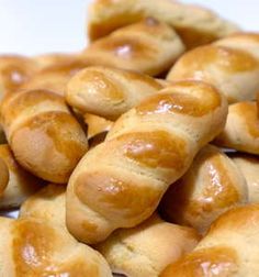 a pile of bread rolls sitting on top of a white table