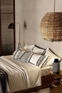 Comment Adoptez Une Déco Bohème Chic Dans La Chambre ? Découvrez les indispensables - Cala Comtesa Wabi Sabi Bedroom, Retro Chandelier, Living Room Light Fixtures, Dining Room Pendant, Rattan Pendant, Build A Closet, Small Space Design, Pendant Lighting Dining Room, Rattan Pendant Light