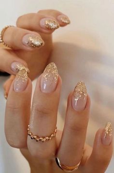 I am sharing over 40+ birthday nail ideas from glitter and shimmer to sophisticated neutrals, and even birthstone-inspired nails. Emerald Green Nail Polish, Birthday Nail Ideas, Nail Art Paillette, Christmas Nail Colors, Birthday Nail, Golden Nails, Bridal Nail Art, December Nails, Gold Nail Designs