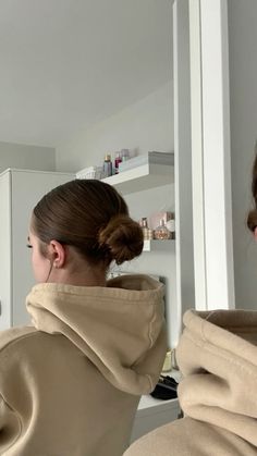 Hairstyles Comfy, Hairstyle For Clean Hair, Bun Inspo Hair, Hair Inspo Updo School, Ideas For Hairstyles For School, Bun Hairstyles Low, Hairstyles For Dry Hair, Slicked Low Bun, Cute Hair Inspiration