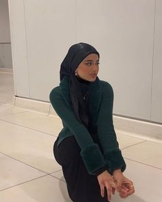 Hijabi Fits Casual, Hijab Outfit Modest, Green Hijab Outfit, Nazeera Ibrahim, Aesthetic Muslim Outfits, Modest Ootd, Hijabi Mode, Green Hijab, Hijab Fits