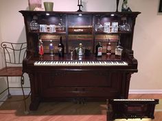 an old piano with liquor bottles on it and the caption kak io hotam