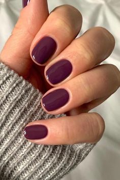 Close-up of nails showcasing dark violet nail art, exuding confidence and glamour. Manicure Christmas, Summer Nailart, Dark Purple Nails, Plum Nails, Violet Nails, February Nails, Nail Colors Winter, Her Nails