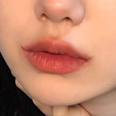 Simple Lip Makeup Natural Looks, Korean Lips Aesthetic, Pouty Lips Makeup, Korean Lips Makeup, Rounded Lips, Small Lips Aesthetic