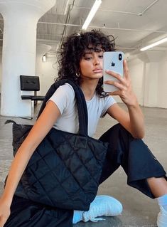 Baggu Bags, University Outfit, Fashion Model Poses, Handbags Tote, Bag Trends, Women's Handbags, Outfit Goals, Quilted Bag, Shopper Bag