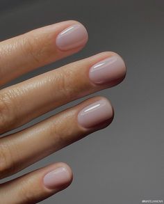 If you’re ready to upgrade your nail game without veering into extra AF territory, say hello to lavender milk nails. This dreamy, understated trend blends the sophistication of milky nails with a loving touch of lilac, and it’s quickly becoming the manicure du jour for those in the know. Classy Wedding Nails, Soap Nails, Milk Nails, Nagellack Trends, Milky Nails, Subtle Nails, Minimal Nails, Cream Nails