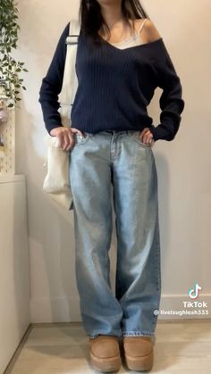 Outfits With Light Blue Jeans Winter, Thermal Long Sleeve Outfit, Little Shirt Big Pants Outfits, Big Pants Outfits, Big Shirt Little Pants, Long Sleeve T Shirt Outfit, Little Shirt Big Pants, Tops Fall Outfits, Pants Outfit Aesthetic