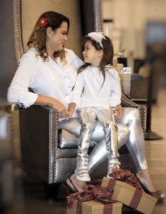 Beautiful and fun Metallic Silver Leggings to combine with your Mom and instantly become the coolest and most unique in the place! Polyester and spandex elastic waist Super stretch Very cool outfit Super cute the matching outfits handmade with love Silver Leggings, Oversized Aesthetic, Gold Leggings, Cool Outfit, Retro Graphic Tees, Blue Leggings, Metallic Pink, Your Girl, Custom Sweatshirts