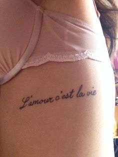 a woman with a tattoo on her stomach saying, i am not est la vie