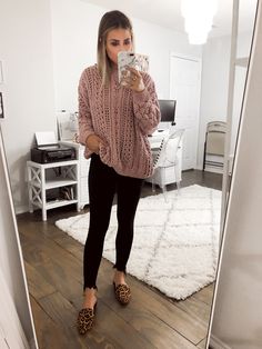 Business Casual Mules Outfit, Blush Pink Sweater Outfit, Mauve Sweater Outfit, Leopard Mules Outfit, Simple Winter Outfits, Pijamas Women, Mauve Blush