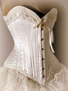 victorian corset Best Corset, Bustle Skirt, Alternative Wedding Dresses, Silk Wedding Dress, Nice Pictures, White Corset, Victorian Wedding